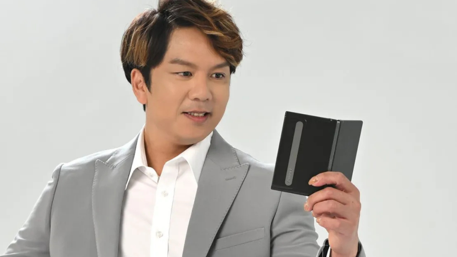 A person holding the mooInk V folding e-reader